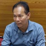 Sengkon anggota Komisi II DPRD Kalteng berbaju biru sedang berbicara di ruangan kayu, fokus pada penguatan pertanian rakyat di Palangka Raya serta dukungan bibit unggul dan fasilitas pertanian.