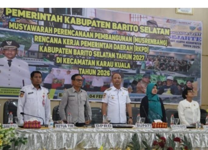 Foto acara Musrenbang RKPD 2027 di Karau Kuala, Barsel, menampilkan Bupati Barito Selatan Eddy Raya Samsuri dan pejabat lain di depan banner besar berisi teks resmi; suasana formal dengan meja rapat dan ornamen bunga.