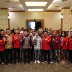 Kelompok peserta GMNI Kalimantan Tengah mengenakan jaket merah menghadiri acara Dies Natalis ke-72 dan Seminar Wilayah Pertambangan Rakyat di Palangka Raya, dengan sejumlah pejabat hadir.