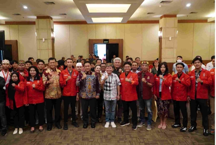 Kelompok peserta GMNI Kalimantan Tengah mengenakan jaket merah menghadiri acara Dies Natalis ke-72 dan Seminar Wilayah Pertambangan Rakyat di Palangka Raya, dengan sejumlah pejabat hadir.