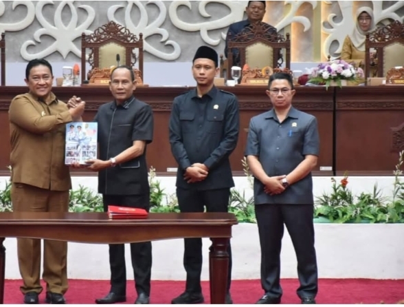Edy Pratowo, Wakil Gubernur Kalteng, hadir bersama Agustiar Sabran dan Arton S Dohong di panggung paripurna DPRD Kalteng Palangka Raya, menandatangani LKPj 2025 dengan latar belakang dekoratif.