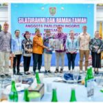 Kunjungan silaturahmi antara anggota parlemen Inggris dipimpin Barry Strachan Gardiner bertemu Gubernur Kalimantan Tengah Agustiar Sabran di Istana Isen Mulang Palangka Raya; hadir Linae Victoria Aden dan pejabat local, suasana hangat dengan latar banner b
