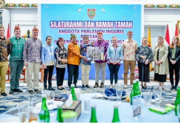 Kunjungan silaturahmi antara anggota parlemen Inggris dipimpin Barry Strachan Gardiner bertemu Gubernur Kalimantan Tengah Agustiar Sabran di Istana Isen Mulang Palangka Raya; hadir Linae Victoria Aden dan pejabat local, suasana hangat dengan latar banner b