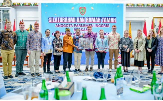 Kunjungan silaturahmi antara anggota parlemen Inggris dipimpin Barry Strachan Gardiner bertemu Gubernur Kalimantan Tengah Agustiar Sabran di Istana Isen Mulang Palangka Raya; hadir Linae Victoria Aden dan pejabat local, suasana hangat dengan latar banner b
