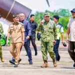 Gubernur Kalteng Agustiar Sabran didampingi Menteri Pertahanan dan petugas militer berkeliling di bandara Murung Raya dengan seragam kamuflase, mendukung upaya penertiban kawasan hutan.