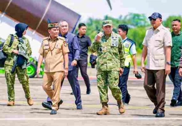 Gubernur Kalteng Agustiar Sabran didampingi Menteri Pertahanan dan petugas militer berkeliling di bandara Murung Raya dengan seragam kamuflase, mendukung upaya penertiban kawasan hutan.