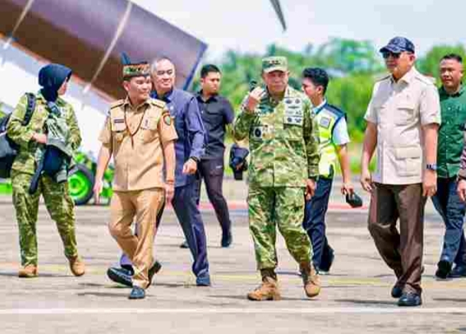 Gubernur Kalteng Agustiar Sabran didampingi Menteri Pertahanan dan petugas militer berkeliling di bandara Murung Raya dengan seragam kamuflase, mendukung upaya penertiban kawasan hutan.