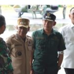 Heriyus berbalut seragam cokelat dan topi loreng, bersama Sjafrie Sjamsoeddin dalam seragam hijau, dalam suasana sambutan Kunker Menhan