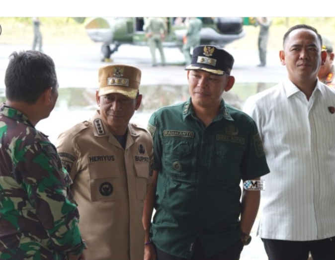 Heriyus berbalut seragam cokelat dan topi loreng, bersama Sjafrie Sjamsoeddin dalam seragam hijau, dalam suasana sambutan Kunker Menhan