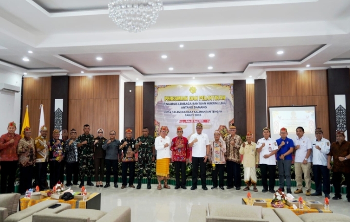 Rangkaian pelantikan dan pengukuhan pengurus LBH Antang Damang di Hindu Kaharingan Center, Palangka Raya, dengan foto bersama para pejabat dan undangan.