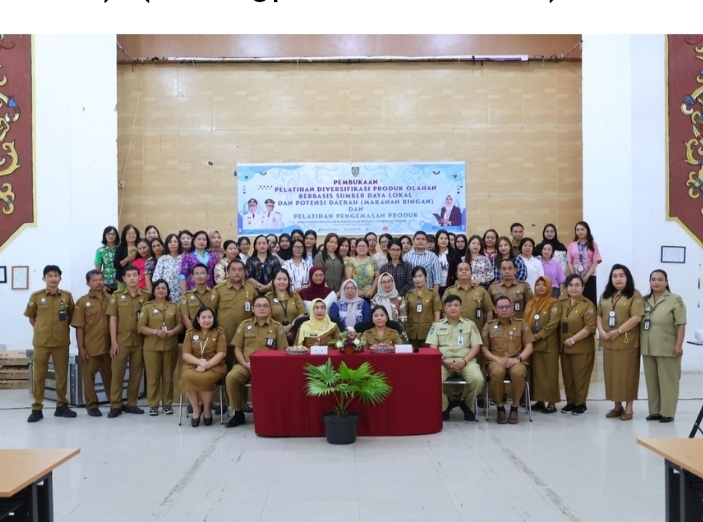 Kegiatan Pelatihan Diversifikasi Produk Olahan dan Pengemasan Produk di Palangka Raya oleh Disperindag Kalteng, dibuka Norhani, di aula dengan banner biru.