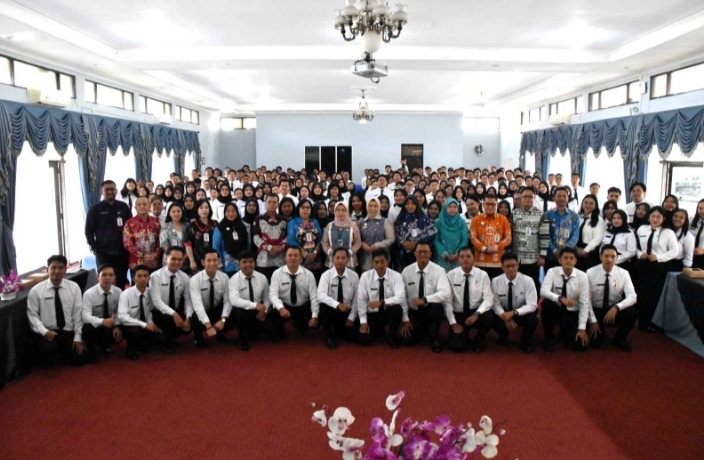 Rombongan peserta Latsar CPNS Kalteng Gelombang IV berpose di Aula BPSDM Palangka Raya, menandai penutupan 280 ASN profesional.