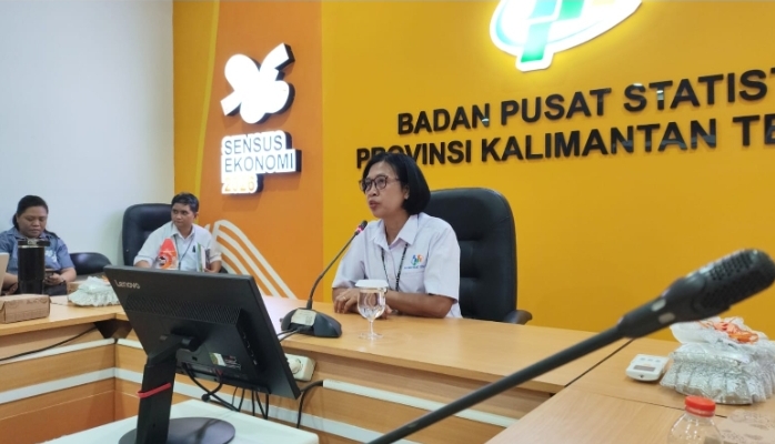 Maria Wahyu Utami memaparkan rilis indikator strategis ekonomi tumbuh 3,79% di ruang Vicon BPS Provinsi Kalimantan Tengah dengan dinding oranye.