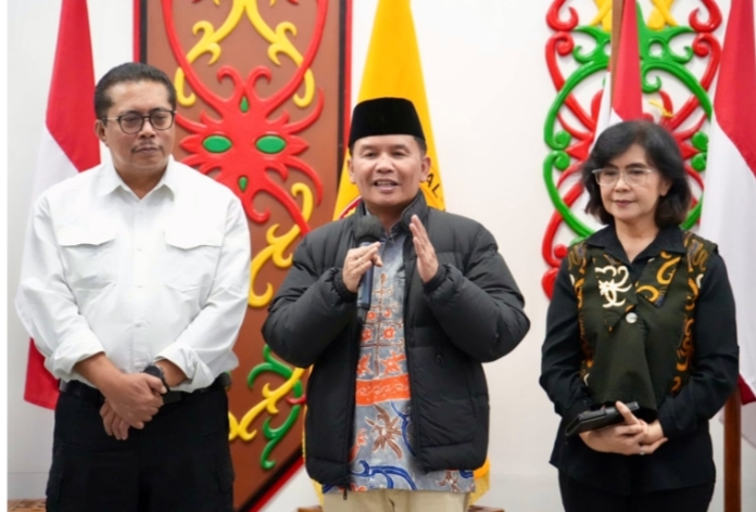 Penandatanganan MoU Pendidikan Vokasi Pertanian untuk cetak sawah di Palangka Raya, Agustiar Sabran dan pejabat Kementan RI mengenakan batik oranye.