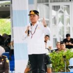 Gubernur Kalimantan Tengah H. Agustiar Sabran berbicara saat pembukaan Pasar Murah Mahasiswa di Istana Isen Mulang, Palangka Raya, dengan peserta duduk menyimak.