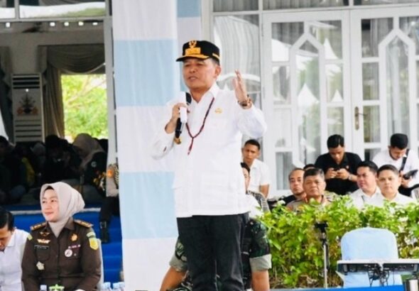 Gubernur Kalimantan Tengah H. Agustiar Sabran berbicara saat pembukaan Pasar Murah Mahasiswa di Istana Isen Mulang, Palangka Raya, dengan peserta duduk menyimak.