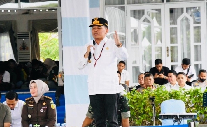 Gubernur Kalimantan Tengah H. Agustiar Sabran berbicara saat pembukaan Pasar Murah Mahasiswa di Istana Isen Mulang, Palangka Raya, dengan peserta duduk menyimak.