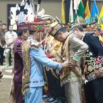 Agustiar Sabran melantik Pengurus DAD dan BATAMAD Kalteng di Aula Jayang Tingang, Palangka Raya, dalam prosesi adat Dayak yang khidmat dan berwarna-warni.