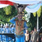 Gubernur Agustiar Sabran memimpin Upacara HUT ke-69 Kalimantan Tengah di Palangka Raya dengan busana adat biru dan hiasan kepala khas.