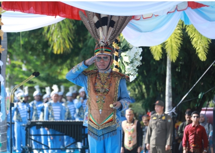 Gubernur Agustiar Sabran memimpin Upacara HUT ke-69 Kalimantan Tengah di Palangka Raya dengan busana adat biru dan hiasan kepala khas.