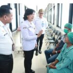 Linae Victoria Aden berbincang dengan pasien operasi katarak gratis di RSUD dr. Doris Sylvanus, Palangka Raya, saat pembukaan HUT ke-69 Kalteng.