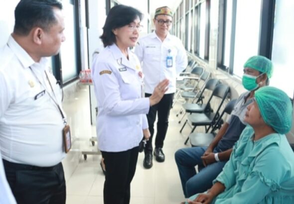Linae Victoria Aden berbincang dengan pasien operasi katarak gratis di RSUD dr. Doris Sylvanus, Palangka Raya, saat pembukaan HUT ke-69 Kalteng.