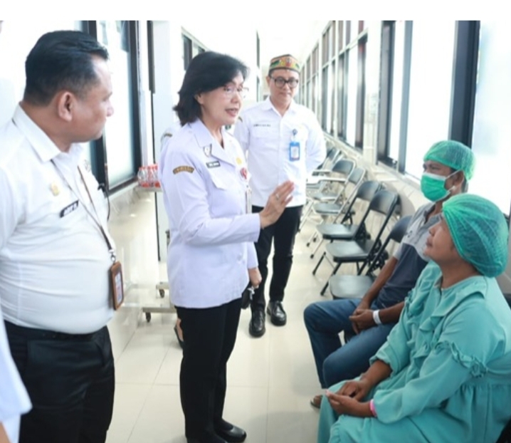 Linae Victoria Aden berbincang dengan pasien operasi katarak gratis di RSUD dr. Doris Sylvanus, Palangka Raya, saat pembukaan HUT ke-69 Kalteng.
