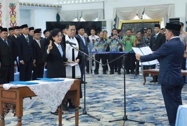 Agustiar Sabran melantik Linae Victoria Aden sebagai Sekda definitif Kalteng dalam upacara resmi di Istana Isen Mulang.