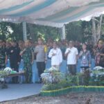 Sejumlah pejabat dan tokoh adat berdiri di bawah tenda saat pemancangan perdana Huma Betang di Palangka Raya.