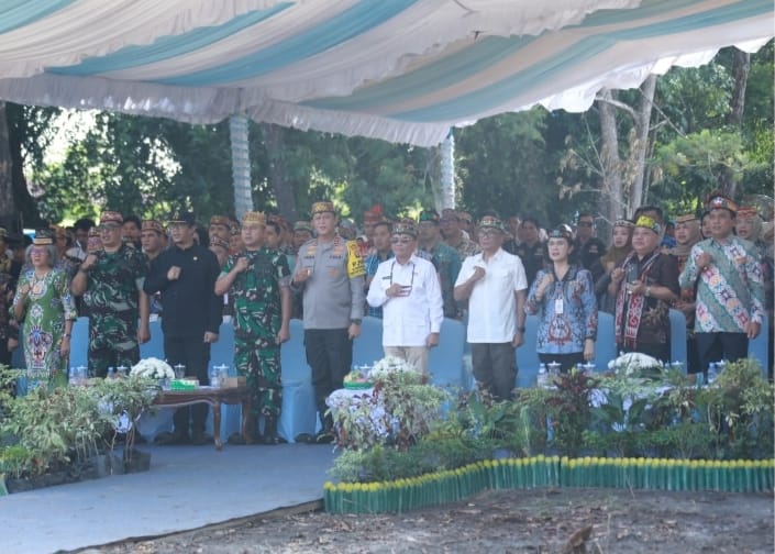 Sejumlah pejabat dan tokoh adat berdiri di bawah tenda saat pemancangan perdana Huma Betang di Palangka Raya.